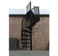 Schwarze Wendeltreppe aus Metall vor einer Ziegelwand
