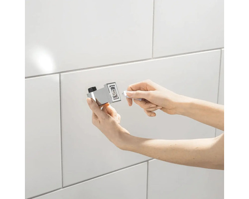 Installation d''un butoir de porte magnétique dans la salle de bain