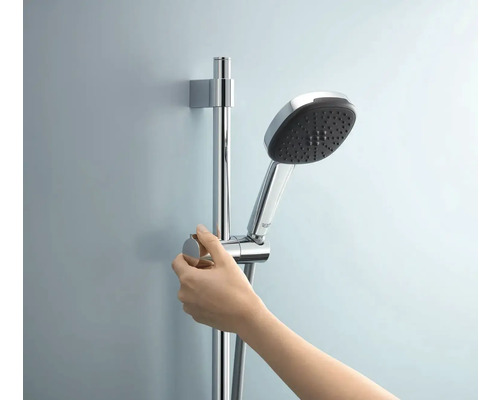 Douchette avec barre de douche et main aspect chrome dans la salle de bain