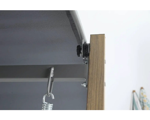 Vue détaillée d''une balançoire de jardin avec des éléments en métal et un cadre en bois