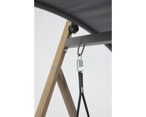 Vue détaillée d''une balançoire de jardin avec cadre en bois, suspension en métal et toit en tissu