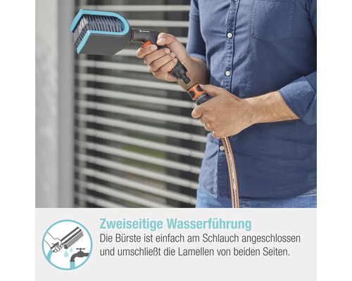 Person schliesst Gardena Waschbürste an einen Gartenschlauch an