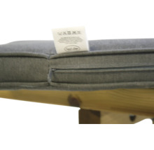 Gros plan d''une housse de matelas grise avec fermeture éclair et étiquette d''instructions de lavage