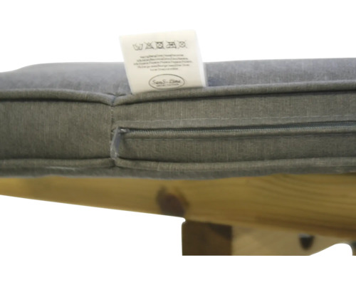 Gros plan d''une housse de matelas grise avec fermeture éclair et étiquette d''instructions de lavage