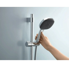 Douchette sur barre de douche avec la main