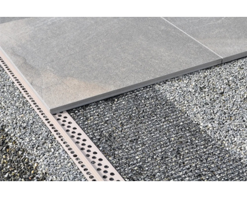 Verlegung von Terrassenplatten mit Drainagemörtel und Drainagerinne
