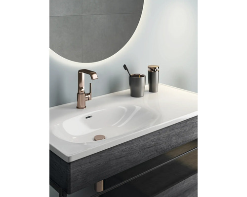 Lavabo de salle de bains moderne avec robinetterie, distributeur de savon et miroir