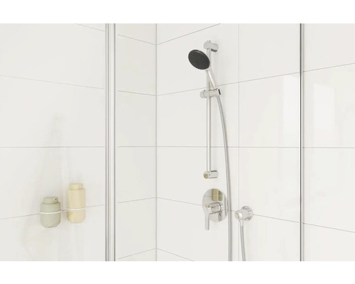 Douche avec robinetterie et distributeur de gel douche sur un mur blanc