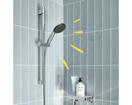 Ensemble de douche avec douchette à main et étagère dans la salle de bain