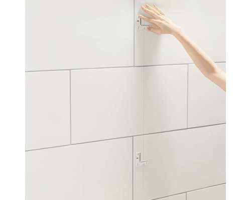 Mur de carreaux avec système de nivellement et main