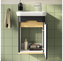 Badezimmer mit Waschbeckenunterschrank, Armatur und Handtüchern