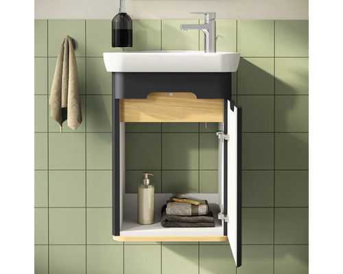 Badezimmer mit Waschbeckenunterschrank, Armatur und Handtüchern