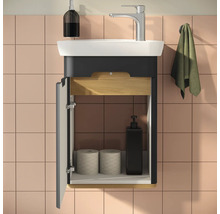 Waschtischunterschrank mit offenem Schrank und Badutensilien im Badezimmer.