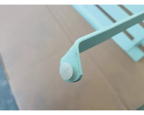 Detailansicht eines Gartenmöbelfußes mit Kunststoffgleiter