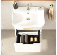 Meuble vasque avec tiroir ouvert pour ranger les accessoires de salle de bain