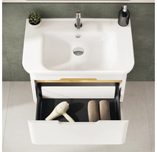Meuble-lavabo avec tiroir ouvert contenant un sèche-cheveux et des serviettes, vasque à poser et robinet