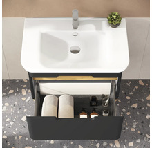 Meuble-lavabo de salle de bains avec tiroir ouvert, serviettes et accessoires de bain