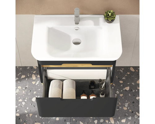 Badezimmerwaschtisch mit offenem Schubfach, Handtüchern und Badutensilien