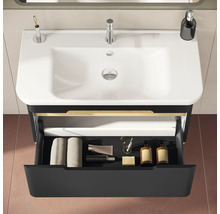 Meuble-lavabo avec tiroir ouvert, serviettes et accessoires de salle de bain