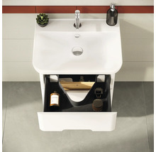 Meuble-lavabo avec système de tiroirs ouverts pour le rangement de la salle de bain.