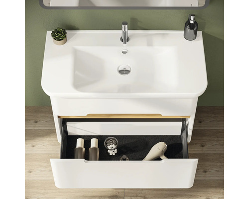 Badezimmerwaschtisch mit offenem Schubfach, Waschbecken, Armatur, Spiegel, Seifenspender und Dekoration