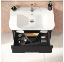 Vue de dessus d''une salle de bains avec lavabo, tiroir ouvert, robinetterie et accessoires