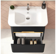 Vue de dessus d''une salle de bains avec lavabo, robinet, meuble sous-lavabo avec tiroir ouvert, serviettes et décoration