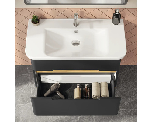 Badezimmerwaschtisch mit Waschbecken, Armatur, Ablage und offenem Schubfach für Badutensilien wie Handtücher und Föhn.