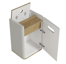 Kleiner offener Schrank mit einer Tür und einem Holzregal