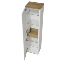 Geöffneter weisser Badezimmer-Hochschrank mit Holzelementen und Glasablagen