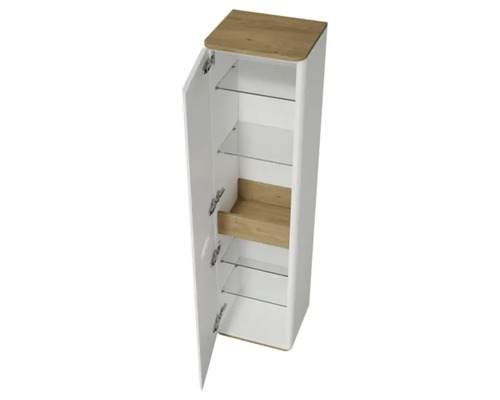 Geöffneter weisser Badezimmer-Hochschrank mit Holzelementen und Glasablagen
