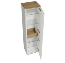 Weißer Badezimmerschrank mit Holzelementen und Regalböden aus Glas