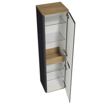 Offener Badezimmerschrank mit Glaseinlegeböden und Holzelementen