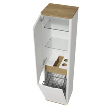 Offener, weisser Badezimmerschrank mit Holzelementen und Glasregalen
