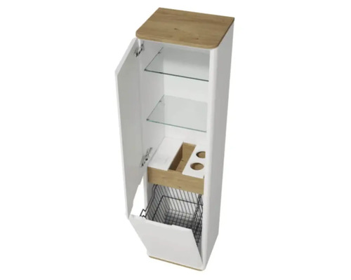 Offener, weisser Badezimmerschrank mit Holzelementen und Glasregalen