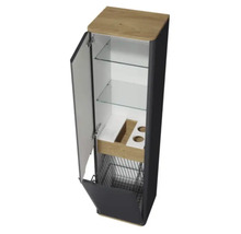 Hochschrank mit Fächern, Ablageflächen und Wäschekorb für das Badezimmer