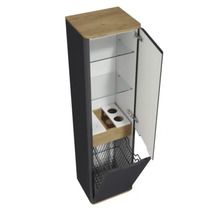 Offener Badschrank mit Glasregalen und Wäschekorb