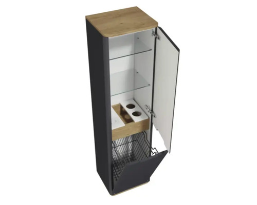 Offener Badschrank mit Glasregalen und Wäschekorb