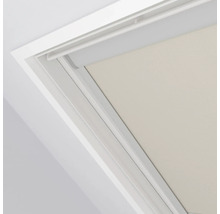 Detailansicht eines Dachfensters mit Rollo