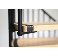 Detail einer Wendeltreppe mit Holzstufen und Metallgeländer