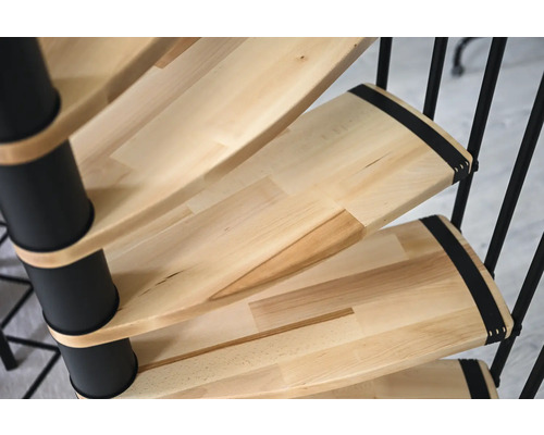 Detailaufnahme einer Wendeltreppe mit Holzstufen und einem schwarzen Metallgeländer.