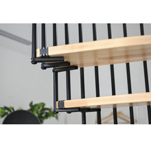 Detailaufnahme einer Raumspartreppe mit Holzstufen und schwarzem Metallgeländer