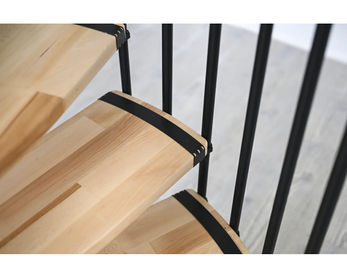 Detailaufnahme einer Holztreppe mit Metallgeländer