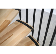 Holztreppe mit Metallgeländer
