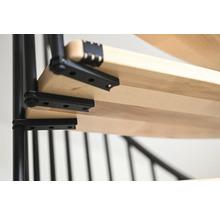 Detailansicht einer Wendeltreppe mit Holzstufen und Stahlkonstruktion