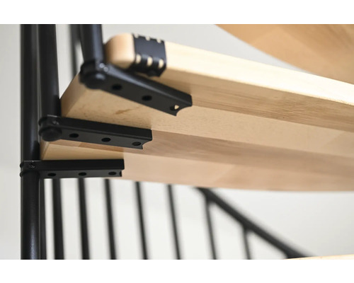 Detailansicht einer Wendeltreppe mit Holzstufen und Stahlkonstruktion