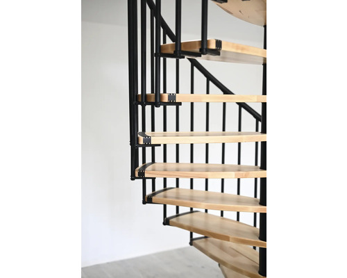Detailansicht einer Wendeltreppe mit Holzstufen und Metallgeländer