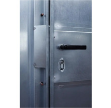 Detailansicht einer Metalltür mit schwarzem Türgriff und Schloss