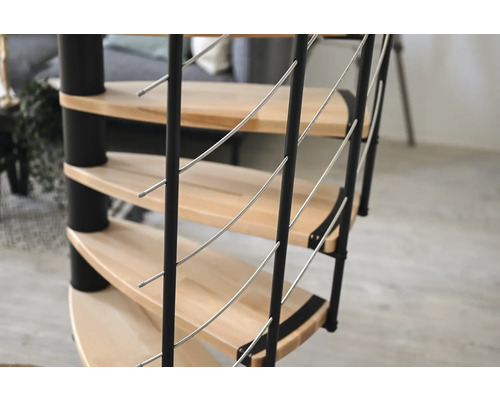 Detailansicht einer Wendeltreppe mit Holzstufen und Geländer