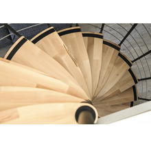 Draufsicht einer Wendeltreppe mit Holzstufen und schwarzem Geländer